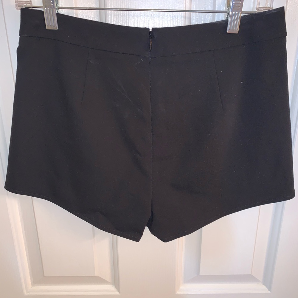 Express Skort in black. Never worn - Picture 3 of 4